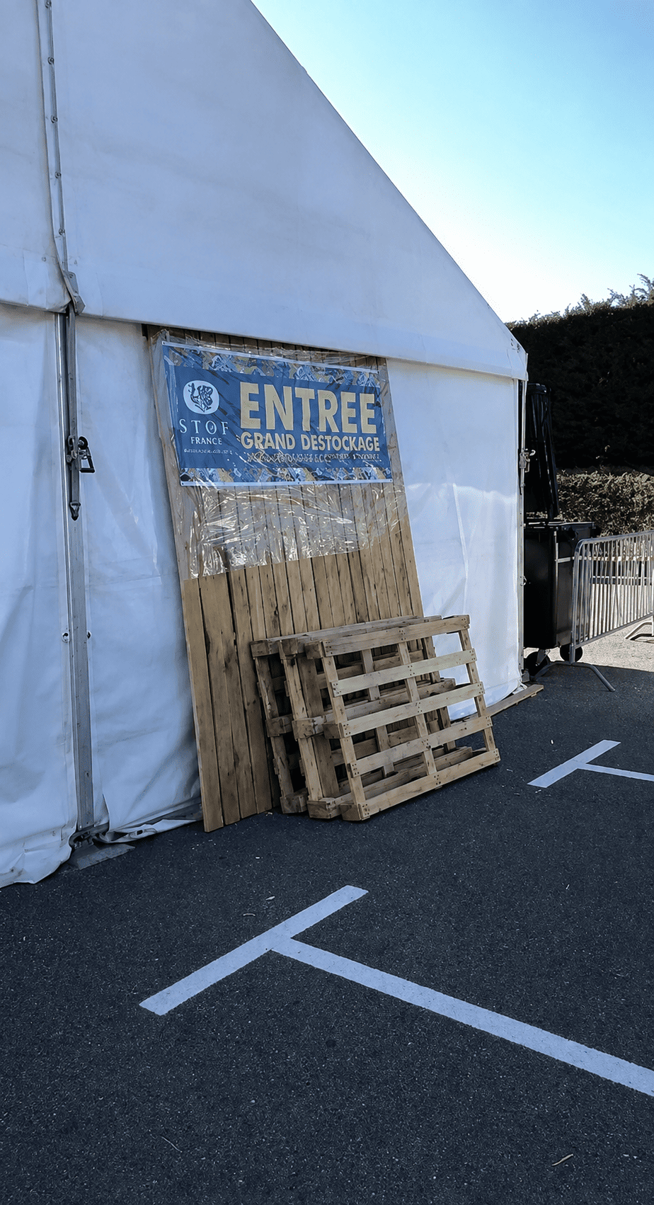 Détails des PLV réalisées pour la braderie de La STOF